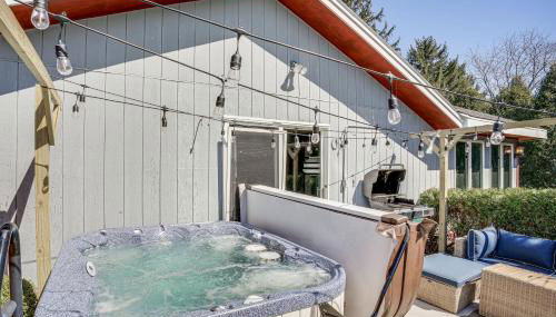 9 Mi to Shore Home with Hot Tub in Howards Grove! - Foto 1
