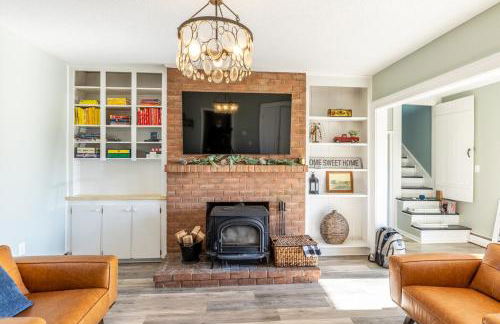 Charming Farmhouse w King Bed Hot Tub & EV Charger - Foto 13