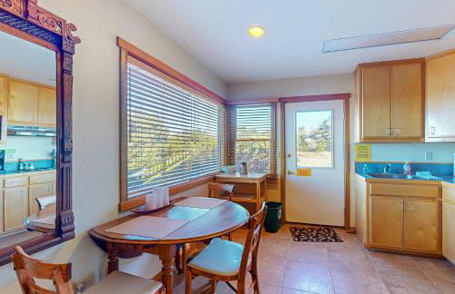 Oceanfront Retreat Close to Activities & the Beach - Photo 7