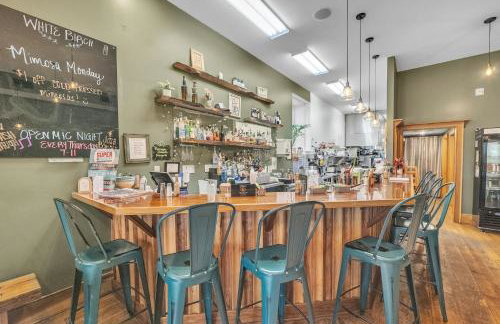 Moore on Main - Foto 2