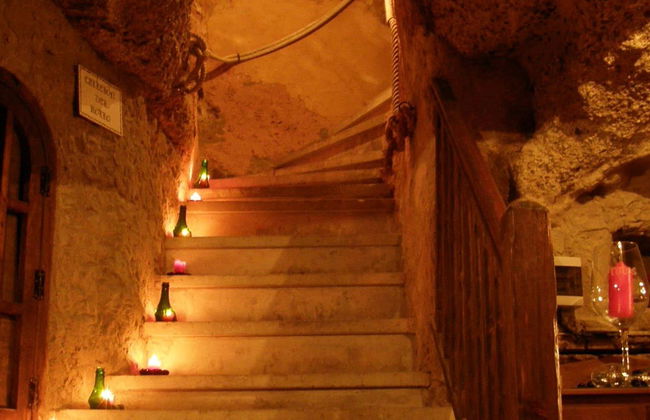 Visita a la Bodega Histórica Don Carlos con cata de vinos - Foto 1