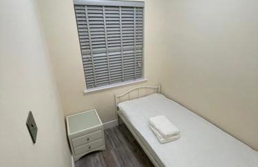 Modern 4-bedroom entire house with Garden - Foto 12