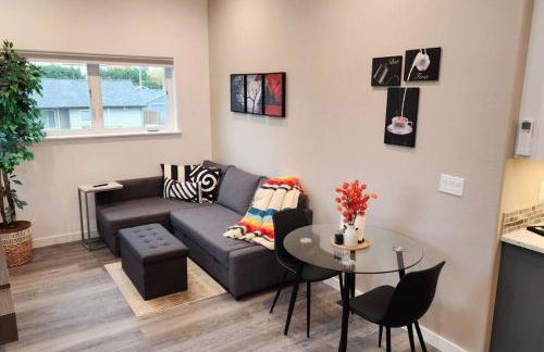 Modern Furnished Retreat - Photo 10