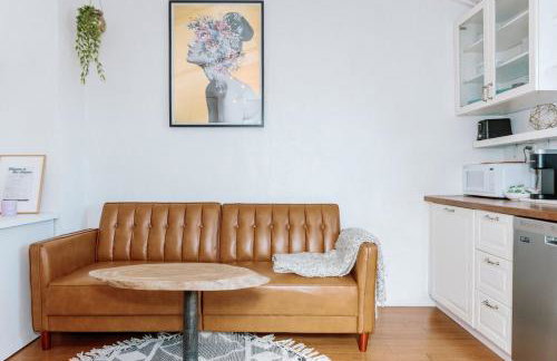 Serene Silver Lake 1 bedroom 1 bathroom Back house With Private Backyard - Photo 73