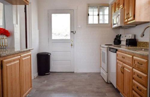 Beautiful 3 Bedroom Home Cozy Front and Back Porch - Foto 5