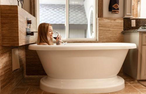 Lux Western Cabin Pool Table Ping Pong Vibes - Foto 3