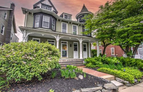 Victorian Manor on Main w 6 beds-10 mins to Lanc - Foto 1