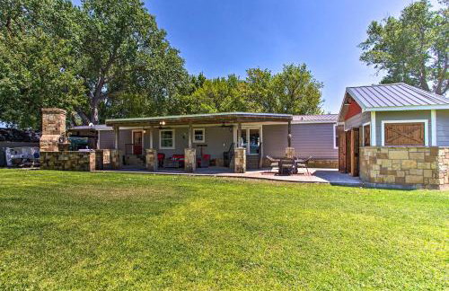 Lakefront Retreat with Pier, Bar Hut and Fireplace! - Foto 33