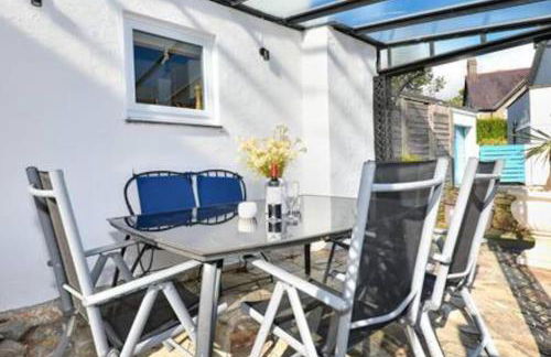 Beautiful cottage a stones throw from the beach. - Photo 23