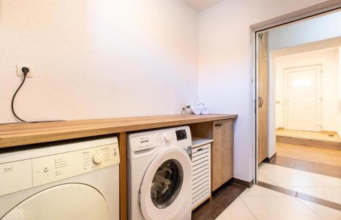 2 Bedroom Lovely Apartment In Donje Rastane - Foto 10