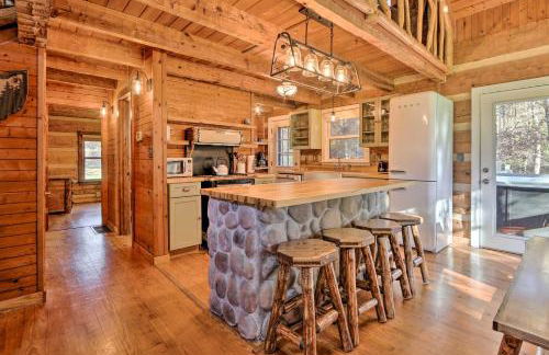 Luxe Dog-Friendly Cabin with Hot Tub and Game Room - Foto 8