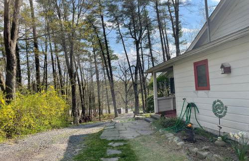 Enchanted Woodstock Cottage with hot tub - Foto 2