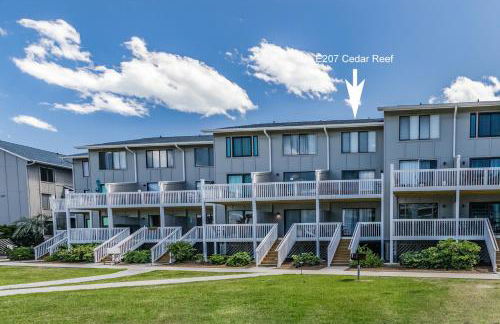 NEW LISTING! Centrally Located with Pool and Beach Views - Foto 19