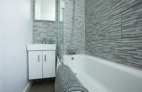 Highfield House by N and N Stays, Perfect for Contractor and Corporate Stays 2 Bed House with Free on street Parking - Photo 7