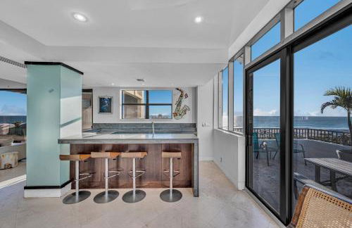 Crown Jewel of Ocean Drive- 2 story Penthouse, 4 Bedrooms & Private rooftop spa - Foto 4