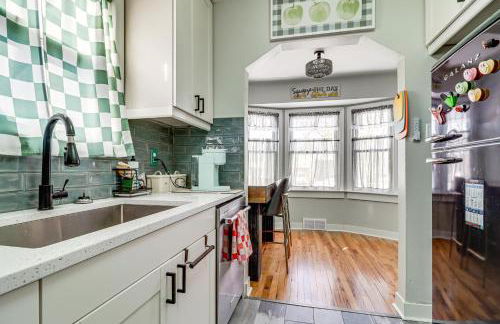 Families Welcome! Colorful Berkley Home with Yard - Foto 9