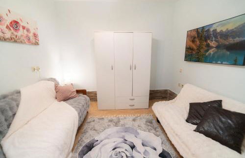 Mary's Downtown Home - a stroll away from Mount Vermio - Photo 7