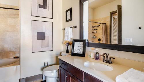 Galleria King Luxury Suite - Walk to Mall - Pool View - Foto 4