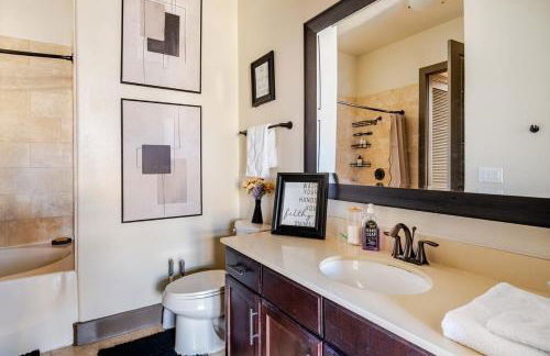 Galleria King Luxury Suite - Walk to Mall - Pool View - Foto 4