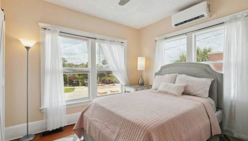 Beautiful Home Steps from the beach + Side Porch - Foto 3