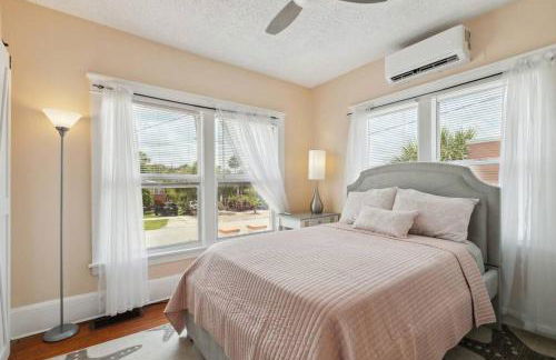 Beautiful Home Steps from the beach + Side Porch - Foto 3