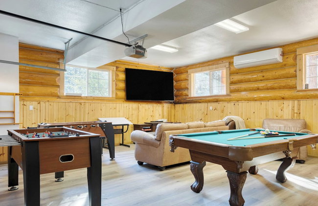 Pinetree Place by Avantstay Group Cabin w/ Hot Tub Minutes to the Lake - Photo 5