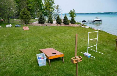 Waterfront Deck and Dock Torch Lake Home! - Foto 31