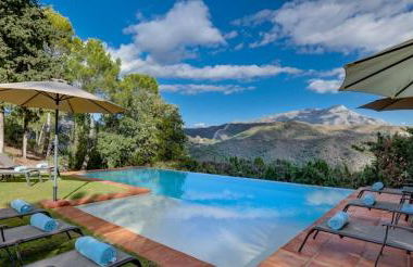 Paradisiacal Villa in Benahavís with Jacuzzi and Private Pool - Photo 1