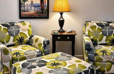 Cozy Comfy Beach Cottage w Hot Tub - Photo 9
