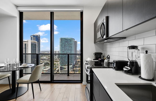 Incredible Downtown Miami City View - Photo 9