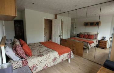 Spacious 5 Bedroom 11 Guest Family House in Horsham - Photo 16