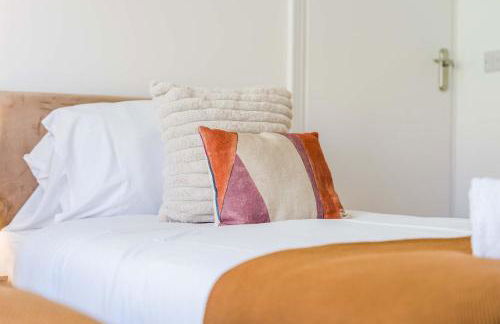 Charming and Spacious Home in Cradley Heath by 53 Degrees Property Sleeps 8 - Foto 13