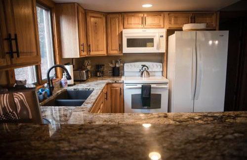 Cozy A-FrameKing BedSkiFire PitSchuss - Foto 28