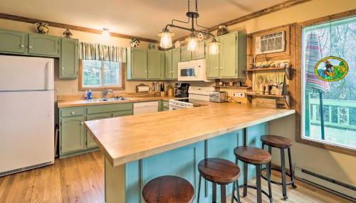 Pool and Lake Access Mtn-View Cottage in Newland - Foto 4