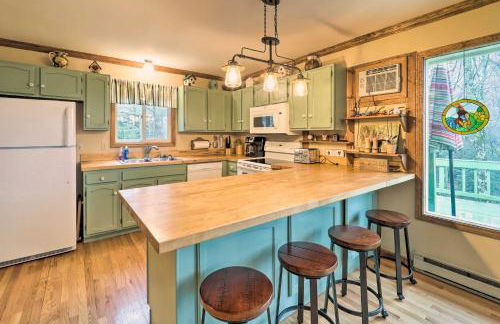 Pool and Lake Access Mtn-View Cottage in Newland - Foto 4