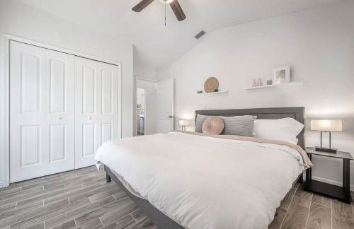 Newly Renovated 4BR 2B Riverview Oasis with King - Foto 32