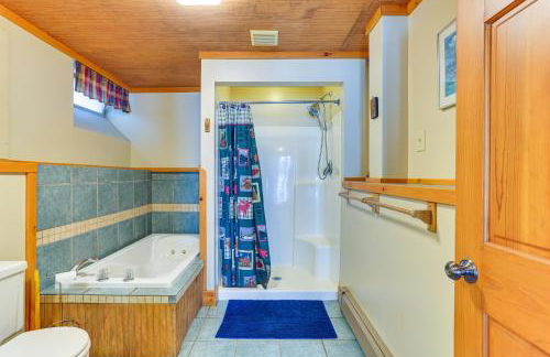 Huge Waterfront Home with Dock on Lake Wallenpaupack - Foto 29