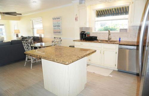 3 bedroom 2 bath home walking distance to beach - Foto 26