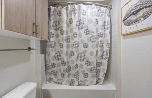 Studio with Patio, Pool, Gym, Parking & Queen Bed - Foto 22