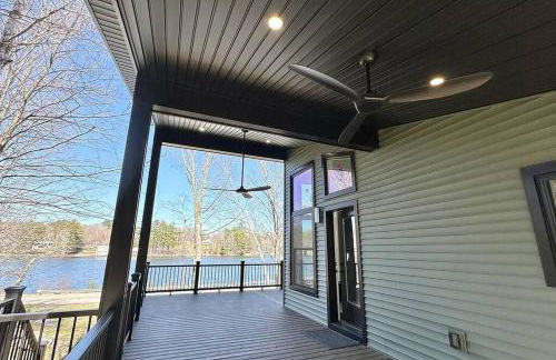 Luxe Modern Lakefront Oasis - Hot Tub, Sunset Views, Pet & Family Friendly! Close to UMF! - Foto 15