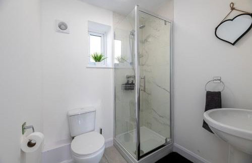 4BR New Build - Near Ferry Port - Great for Groups - Foto 30