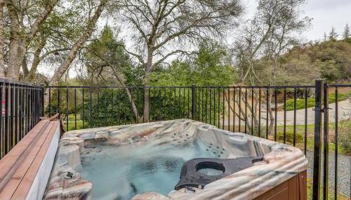 Hot Tub and Huge Patio Home 5 Mi to Old Town Auburn - Foto 3