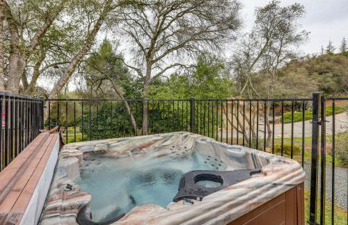 Hot Tub and Huge Patio Home 5 Mi to Old Town Auburn - Foto 3