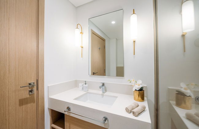 Elegant Stay: Balcony & Stunning Dubai Creek Views - Photo 16