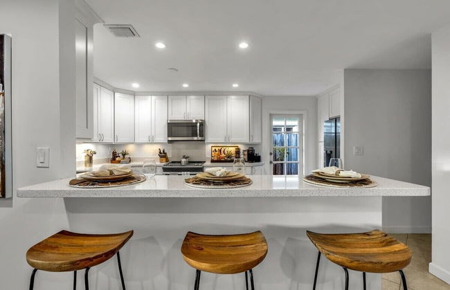 New Waterfront Oasis, Minutes to Beach, Eats, Shops - Foto 9