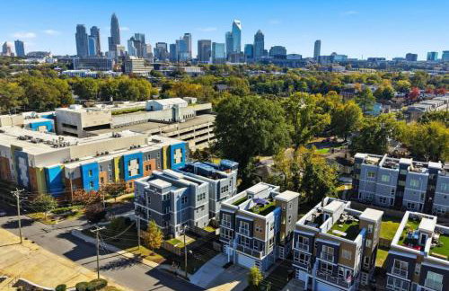 Modern 4-Story 3-BR Townhome with Rooftop Lounge - Foto 18