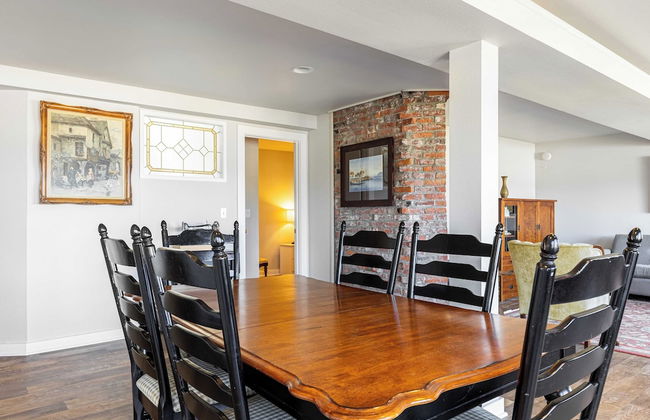 Private Beach Access + Water Views! Sleeps 18, Historic 6bdr Farmhouse w/ Deck - Foto 19