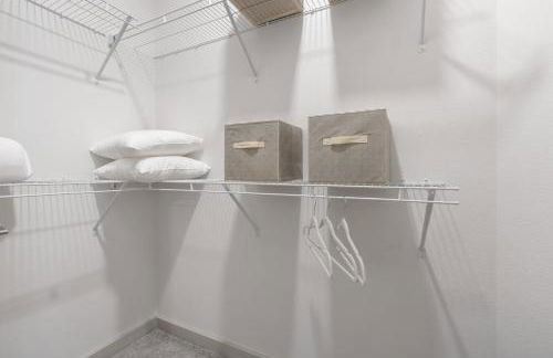 Bright Spacious 2BR 2BA Open Layout - Foto 7