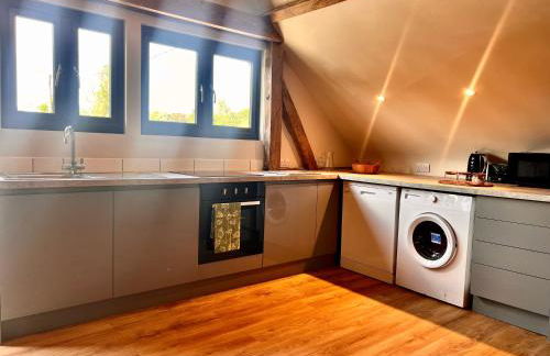 Cosy Hampshire Barn Getaway, Large garden alongside a stunning river - Fire Pit, BBQ, Outdoor seating - Country walks & Pubs - Foto 7