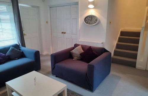 4-bed quiet cul de sac location with large secure off road parking for 4 cars - Foto 3